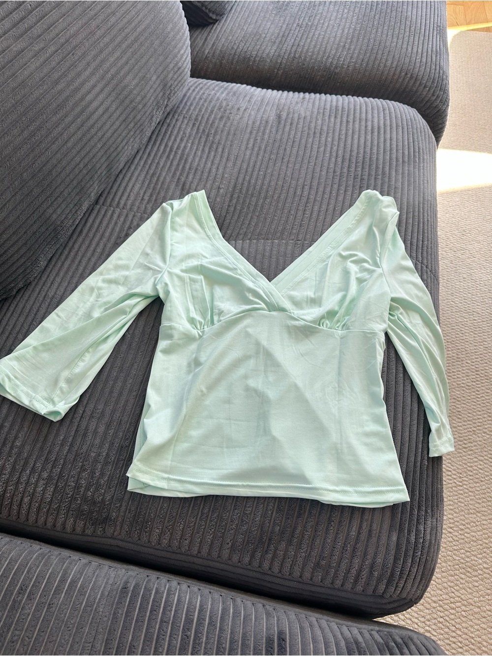 ModeMischief Women’s Mint V-Neck 3/4 Sleeve Top
